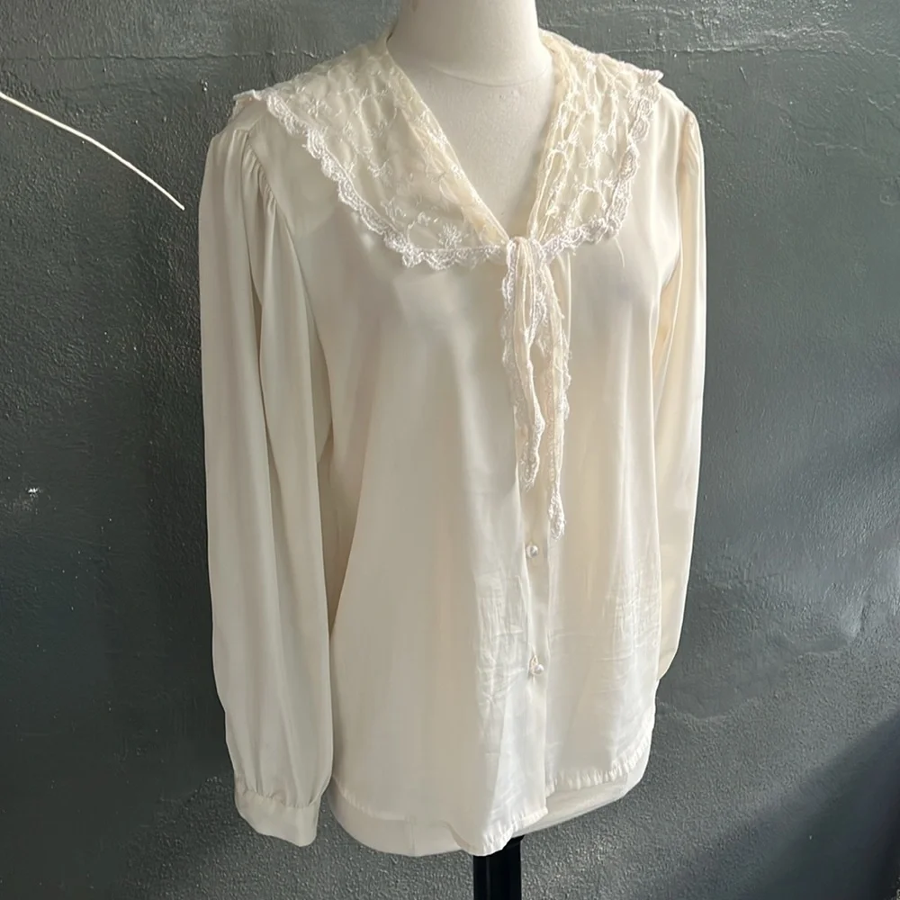 Chic White Lace Trim Blouse - Picture 2 of 10